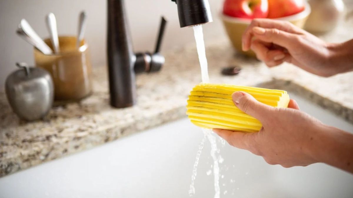6 'lustige' Wege professionelle Reinigungskräfte setzen einen feuchten Staubwechsel, um das Haus im Haus zu arbeiten. Spoiler -Alarm - diese praktischen Schwämme können mehr als nur klaren Staub machen