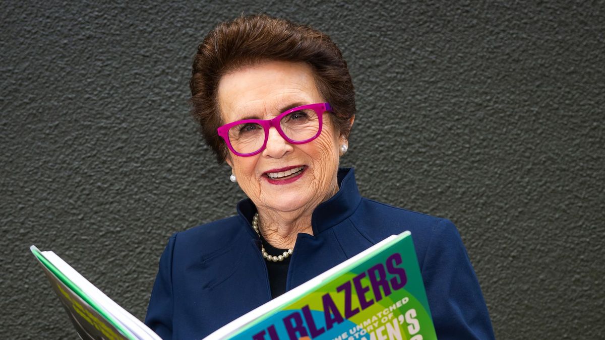 Billie Jean King lässt einen der größten Designtrends des letzten Jahres in ihrem Bücherregal wieder aufleben – es ist ein „galerieähnlicher Raum“ mit einer persönlichen Note