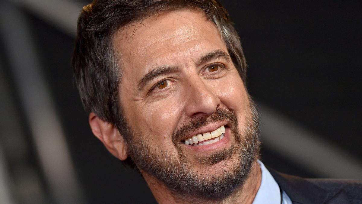 Das Badezimmer von Ray Romano steht für warmen Minimalismus – dieser entspannte, schnörkellose Look wird im Jahr 2025 allgegenwärtig sein