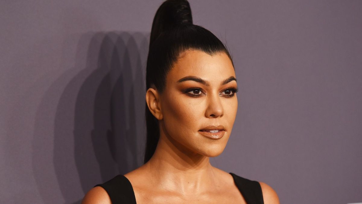 Kourtney Kardashian unterbricht ihren grauen Medienraum mit diesem atemberaubenden Wandstück – ihre intelligente Methode funktioniert in jedem neutralen Wohnraum
