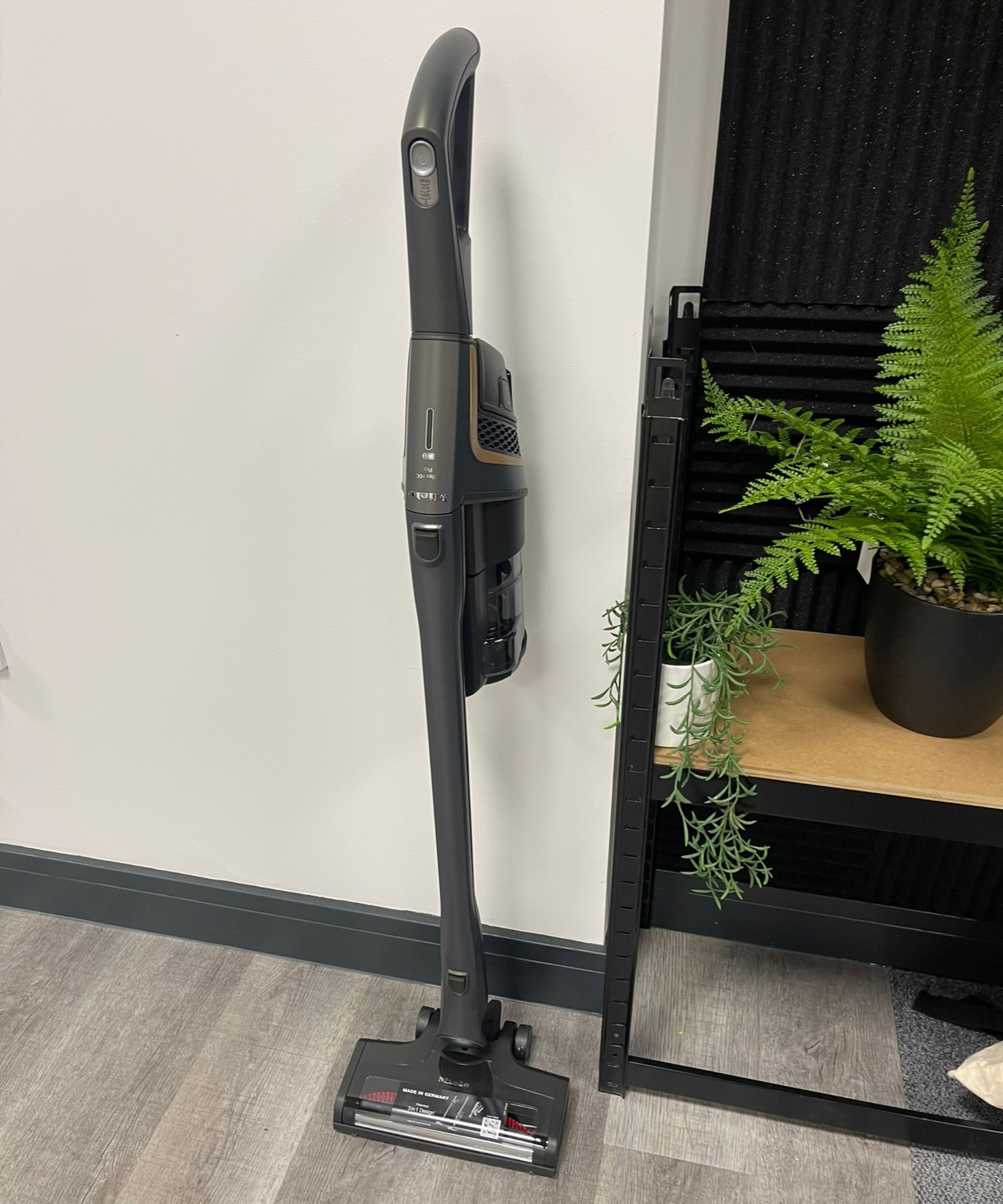 Miele Triflex HX2 Pro lehnt an einer weißen Wand im Future-Testzentrum