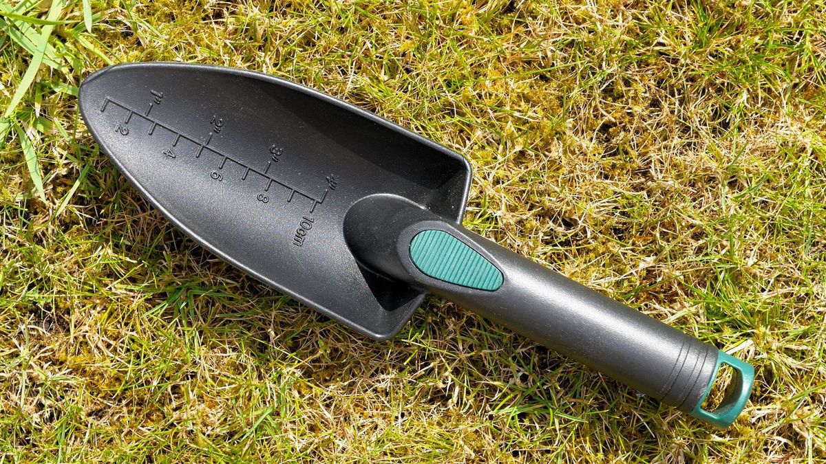 Sind Gartengeräte aus Kunststoff giftig? Gartenbauexperten verraten, warum Sie schwarzen Kunststoff aus Ihrem Garten entfernen sollten