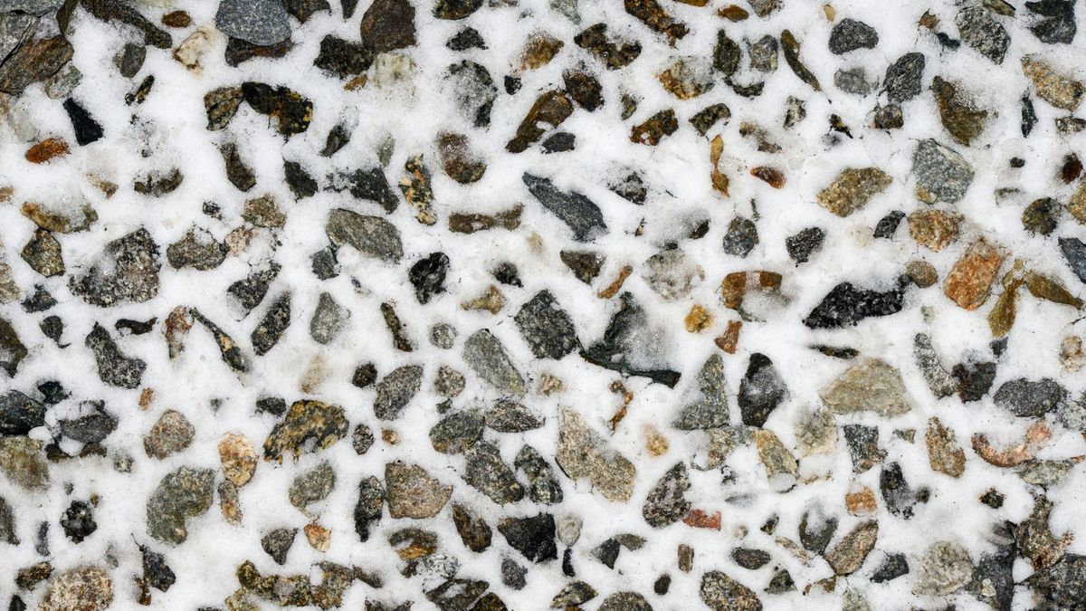 So schaufeln Sie Schnee vom Kies – 4 einfache Schritte für freie Einfahrten, Terrassen und Wege