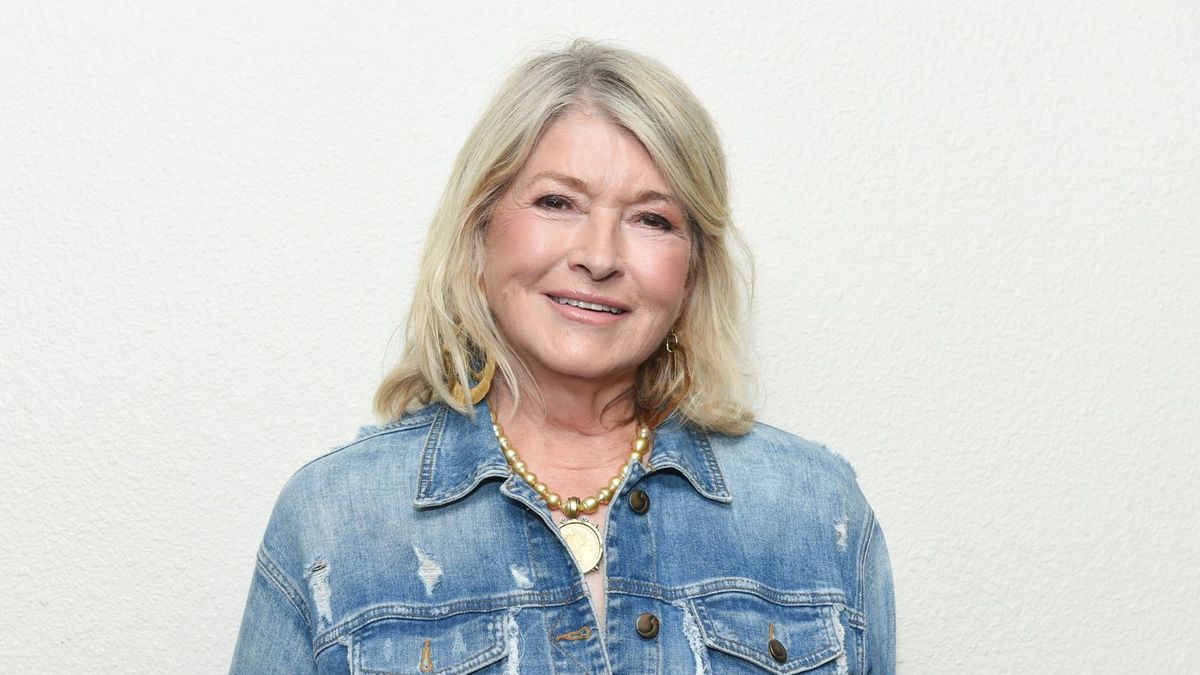 Zu Martha Stewarts unverzichtbaren Tischaccessoires gehören Zinnsockel, Leinentischdecken und grüne Gläser – eine Replika gibt es bereits ab 7 US-Dollar