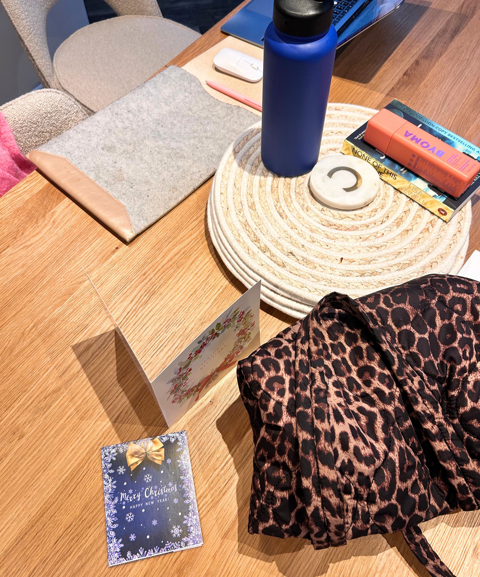 Unordentliches Esszimmer mit Karten, einer Tasche und einem Buch. oben