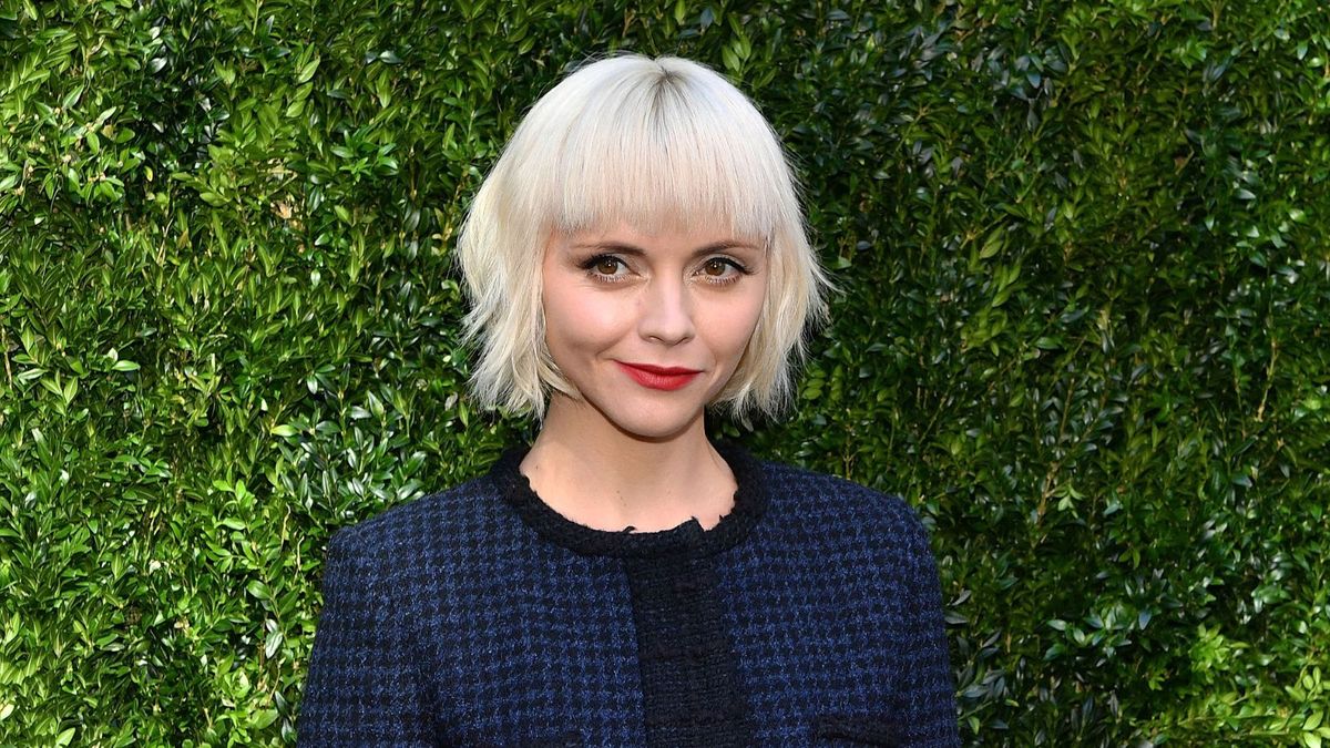 Christina Riccis 'Go-to-Ort für alles zu Hause' trägt diese rauchige, krautige Kerze, mit der sie "besessen" ist-es ist für 28 Dollar zum Verkauf angeboten und verkauft schnell