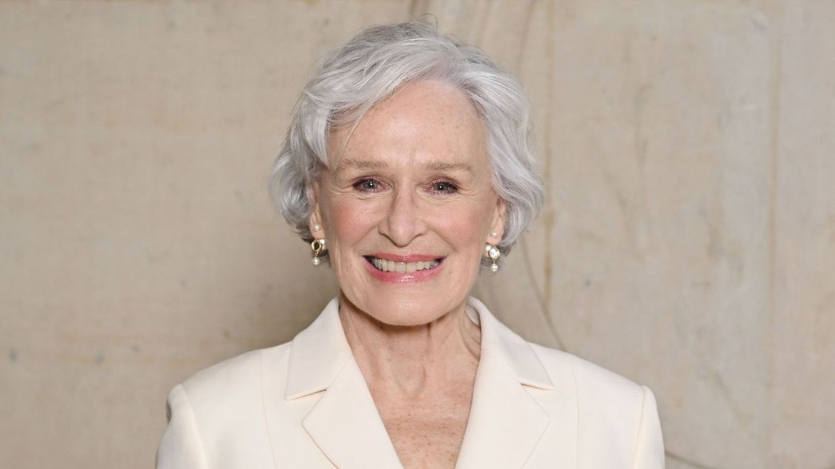 Das Blumensofa von Glenn Close macht einen sofortigen Schwerpunkt in ihrem weißen Wohnzimmer - ihr Aussehen ist für 2025 im Trend (und leichter zu stylen, als Sie vielleicht denken)