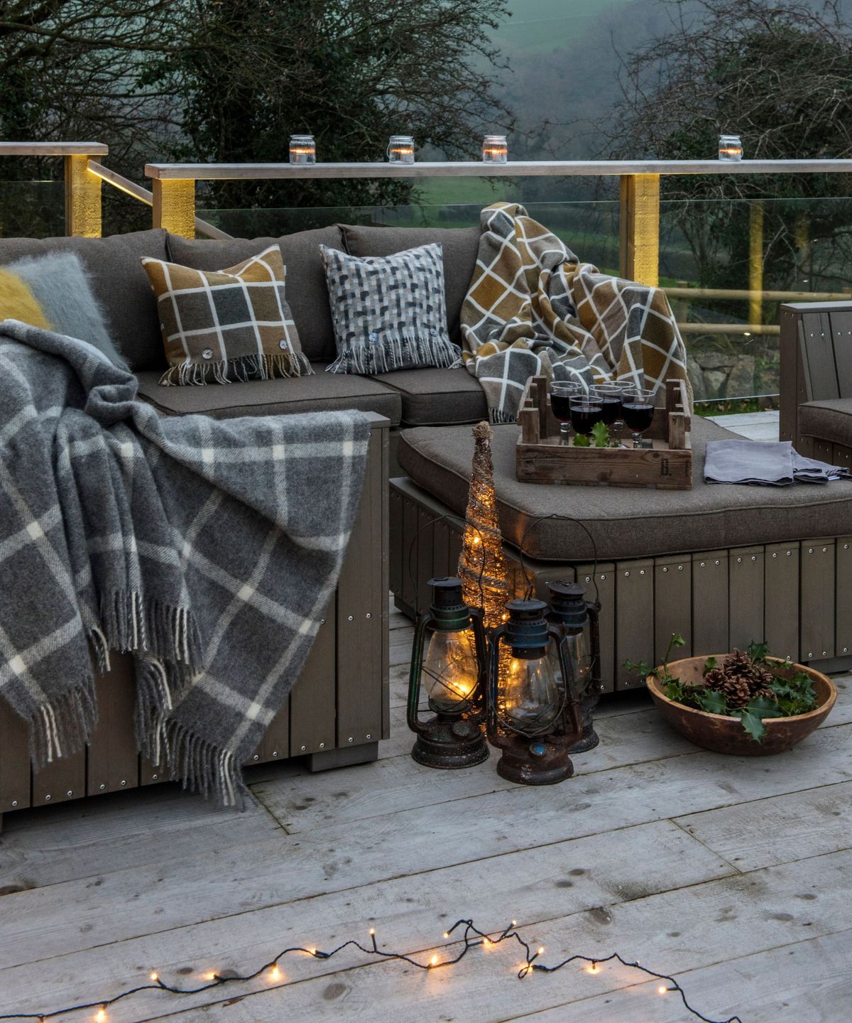 Holz gegen PVC -Decks - Bauexperten enthüllen, welche für Ihren Hof am besten geeignet ist