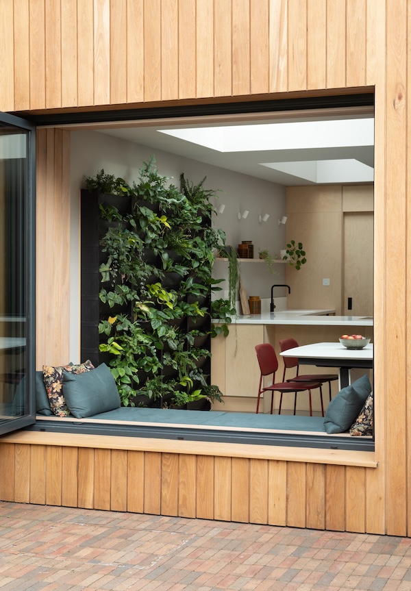 Das biophile Design konzentriert sich darauf, die Natur zu bringen. Bildnachweis: Idsystems - Emil Eve Architects - Adam Scott Photography