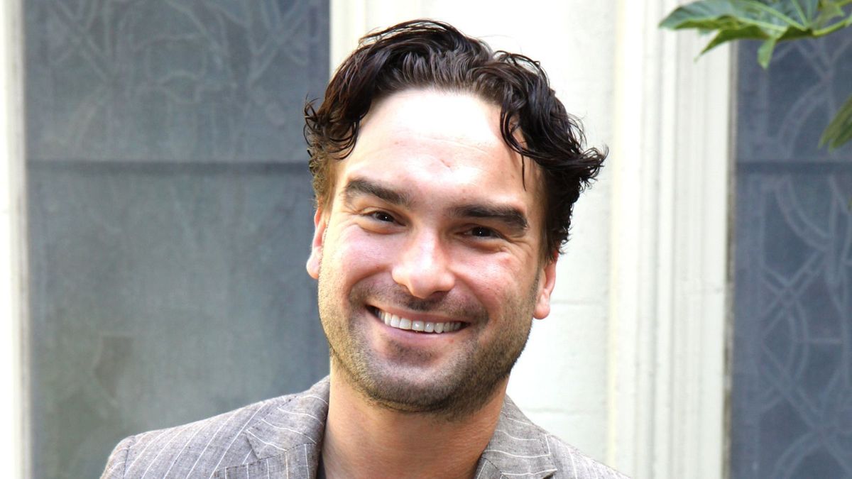 Johnny Galecki bricht die Regeln in seinem Wohnzimmer, indem er "zwei Farben, die niemals zusammen gesehen werden sollten". Dieses Sprichwort war nie weiter von der Wahrheit entfernt