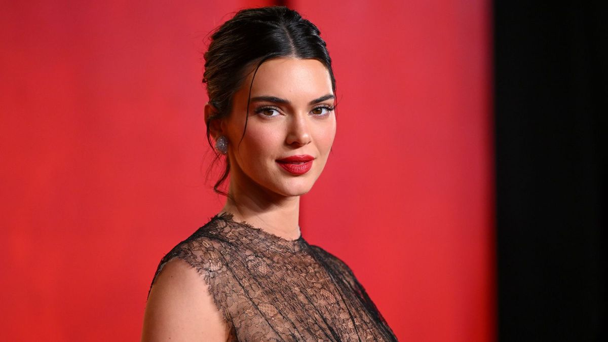 Kendall Jenners vertikaler Küchenaufbewahrung ist eine einzigartige Nutzung des toten Raums - und es verleiht ihrem lebendigen Design einen klassischen Charakter