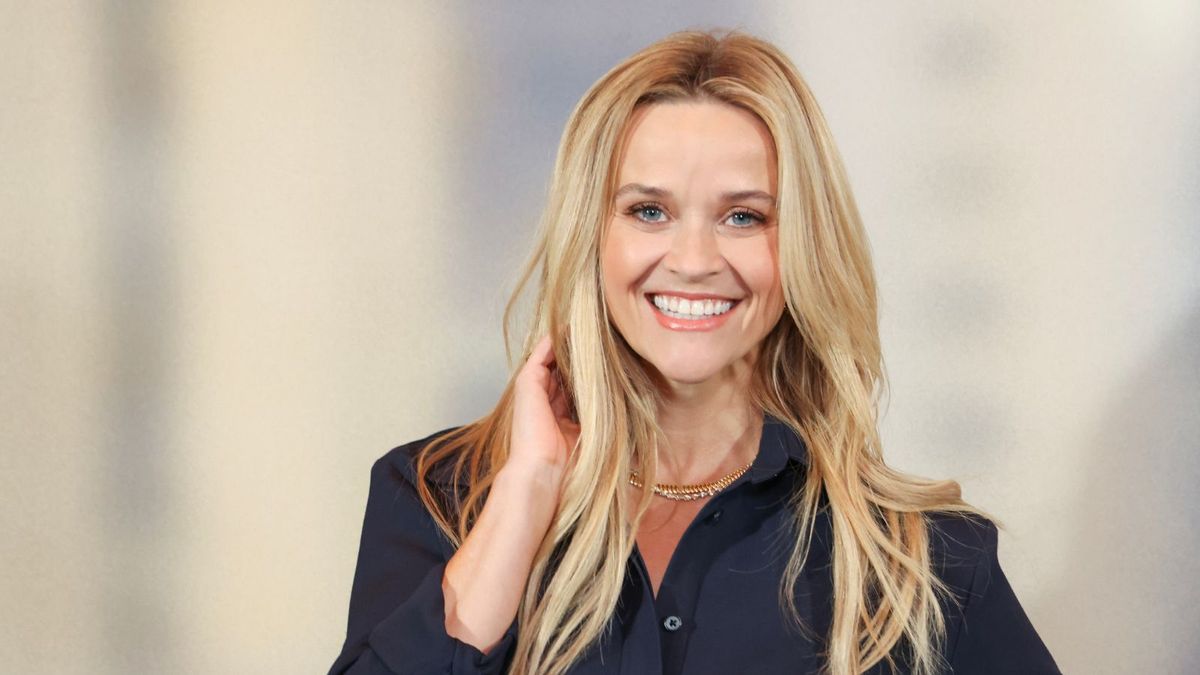 Reese Witherspoons Glaswand überflutet ihr Wohnzimmer mit Licht-es ist ein erhöhter Dreh im "Broken-Plan" -Layout-Trend 2025