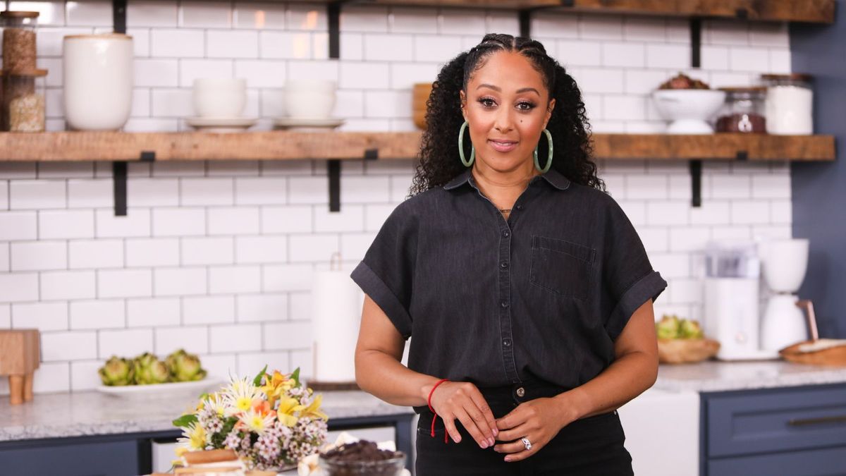 Tamera Mowry bringt eine einzigartige Wendung in ihre weiße Küche mit dieser alten Geldspeichertechnik-sie verwandelt ihre Wand in einen galerischen Raum