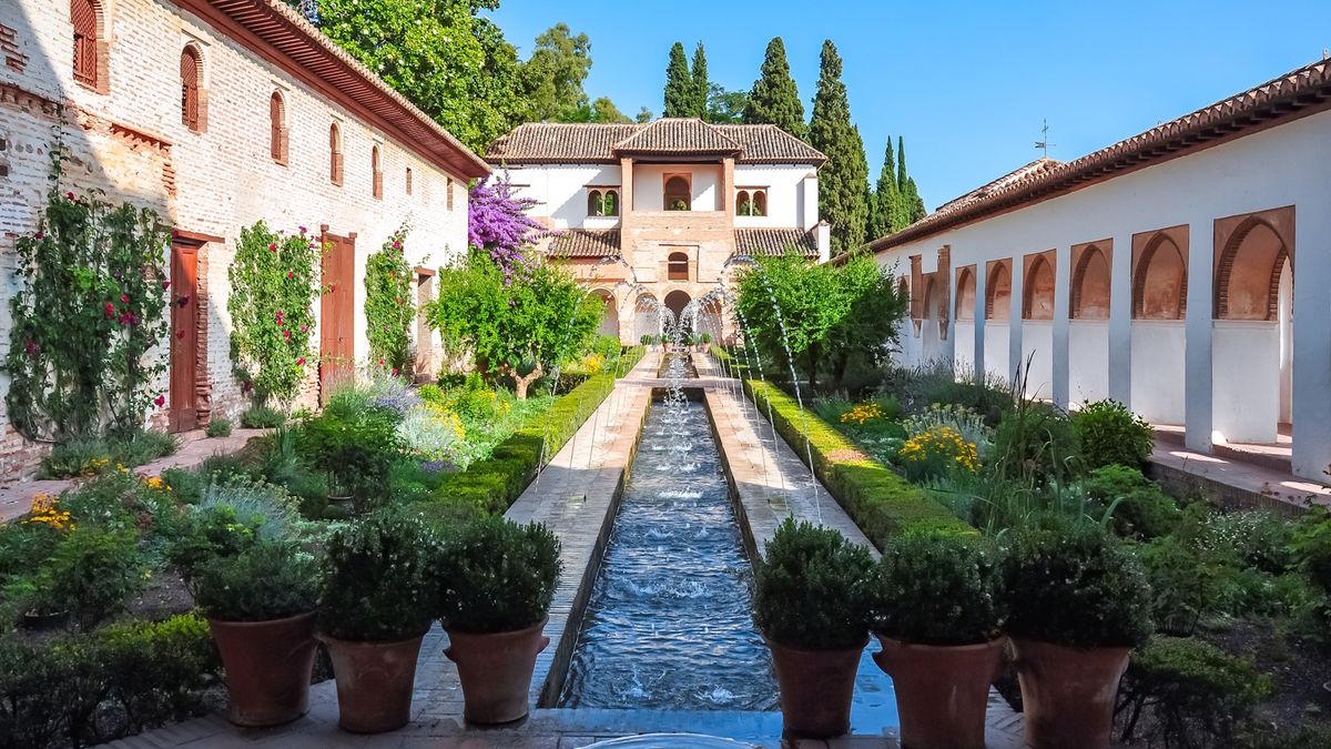 Was ist ein Paradiesgarten? Wie man alte Designideen verwendet, um einen ruhigen Hinterhof -Flucht zu schaffen