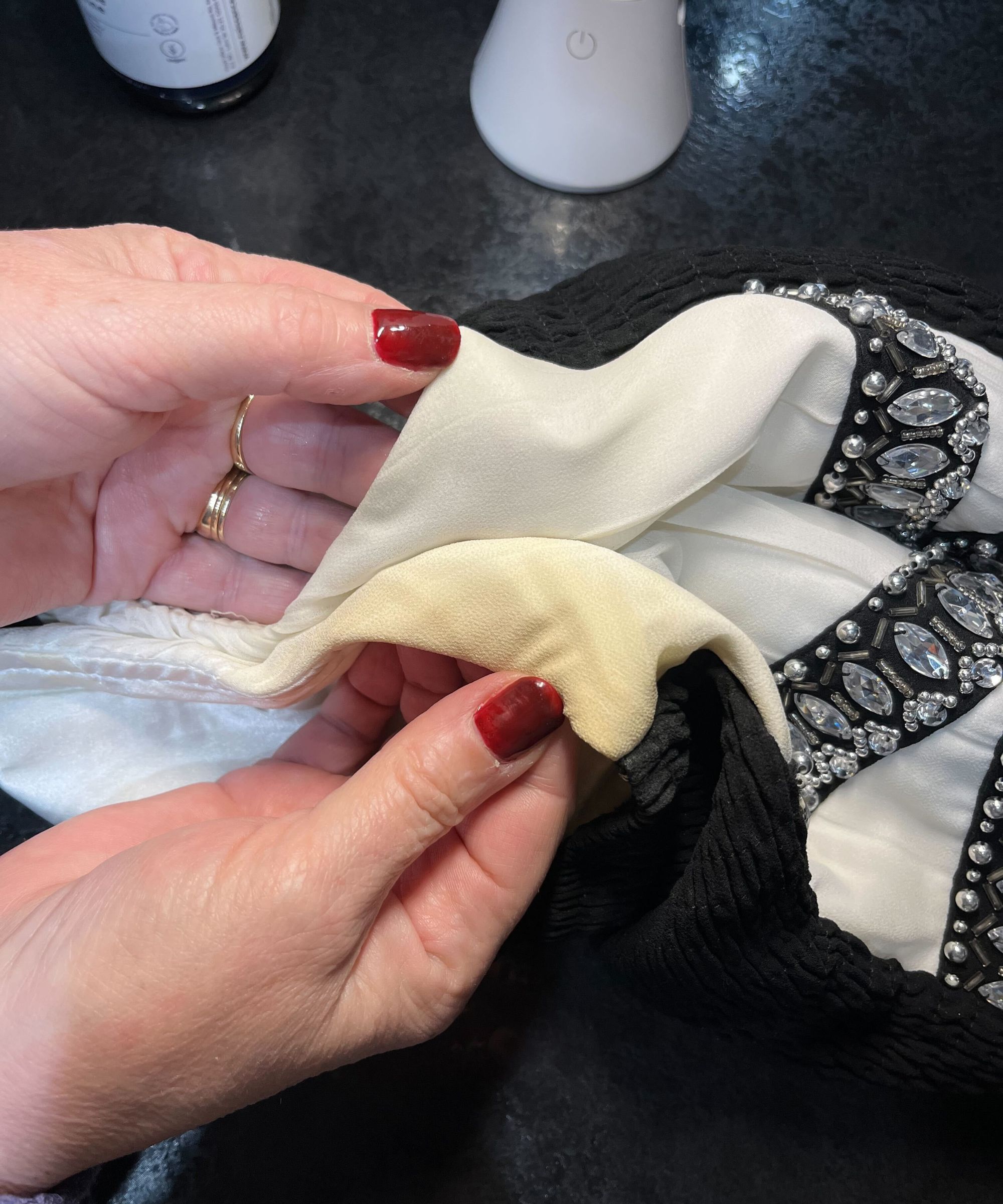Vergleiche zwei Achselhöhlen mit einem cremefarbenen Kleid, einem fleckigen, einer sauber