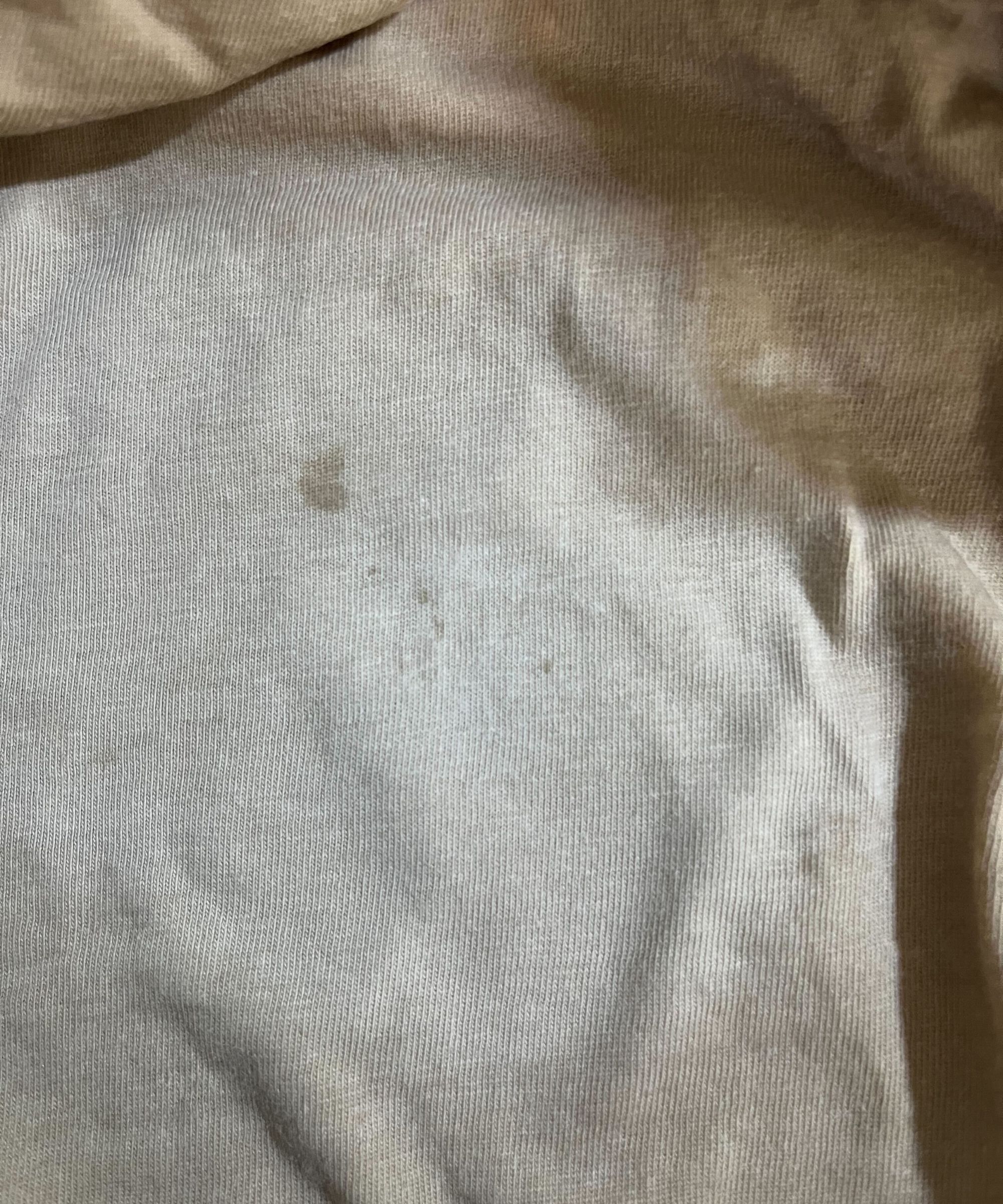 Verblasende Blutflecken auf einem beige Top