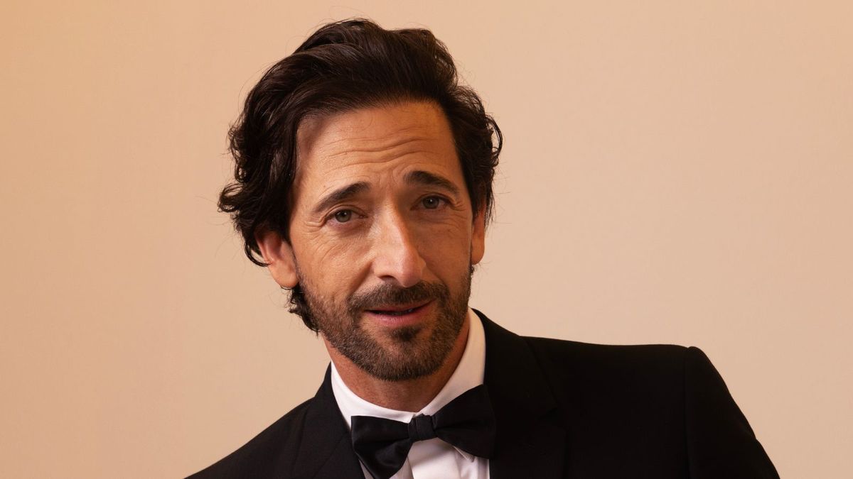 Adrien Brody verwendet einen blauen Akzentstuhl, um einen der glamourössten Trends von 2025 zu perfektionieren. Designer sagen, dass der Look von der „verschwenderischen Silber -Screen -Ära“ beeinflusst wird.