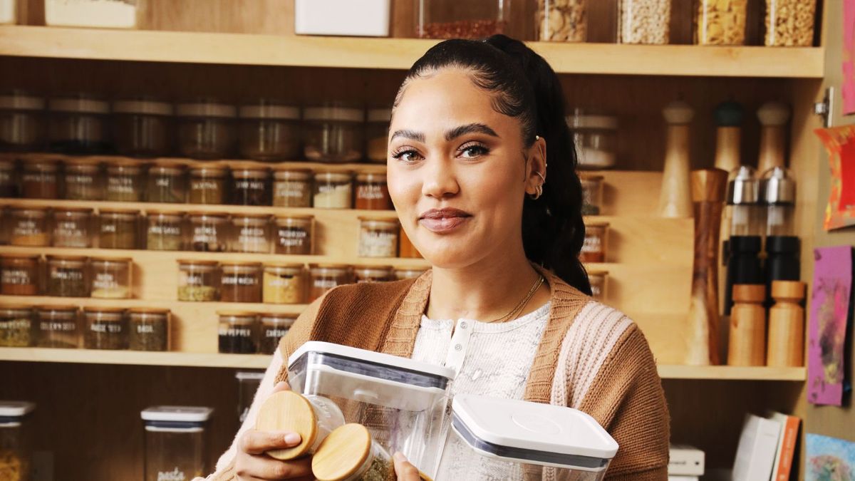 Ayesha Curry hat ein gemeinsames Missverständnis der Frühlingsreinigung neu geschrieben - ihre Organisationsmethode „Ledge nach wesentlich“ wird die Ordnung zu den chaotischsten Häusern bringen