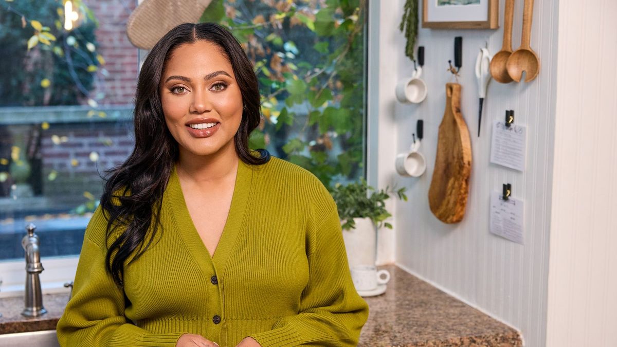 Ayesha Curry praktiziert zweimal im Jahr eine „große Säuberung“ in ihr und Stephens Zuhause-ihre Methode ist einfach und für die langfristige Organisation unerlässlich
