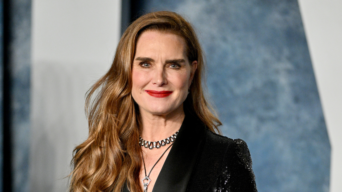Brooke Shields '' veraltete 'Wohnzimmerfarbe war in den 80ern ein Grundnahrungsmittel - aber ihr polierter und strukturierter Dreh im Schatten beweist, dass es niemals aus der Mode gehen wird