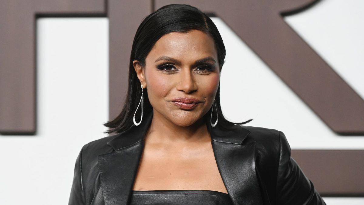 Das Badezimmer von Mindy Kaling verwendet eine gekippte Akzentwand als Mittelpunkt - es ist richtig im Trend für 2025