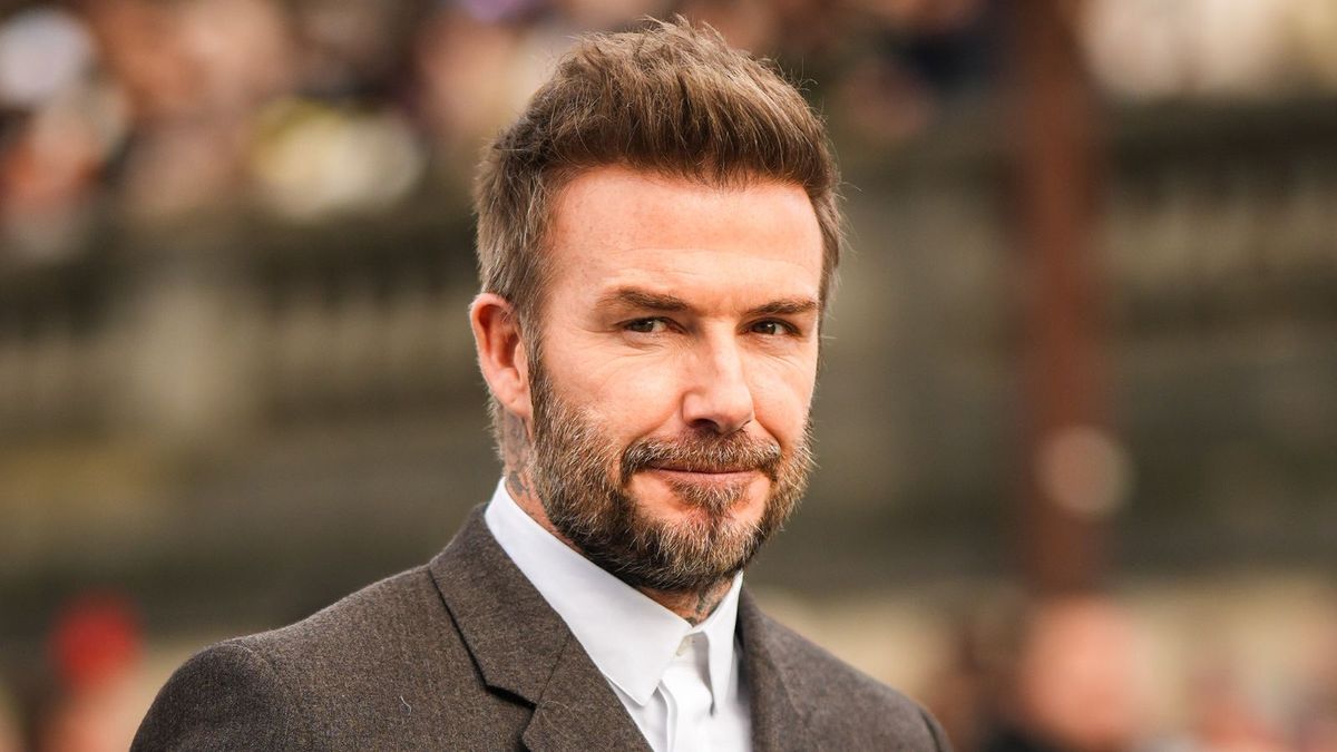 David Beckham nutzt den toten Raum, indem er Töpfe und Pfannen in der Küche seines Küchenchefs hängt - Experten schwören auf seine geniale Technik