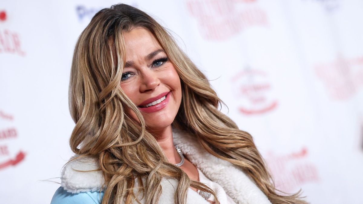 Denise Richards 'Treppenläufer ist eine anspruchsvolle Wendung für einen Mustertrend, der für 2025 in unsere Häuser eingeschlichen wird - Designer diskutieren den mutigen Look