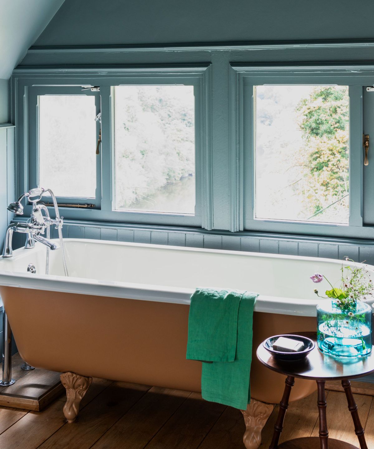 Die De -Nimes von Farrow & Ball ist "zeitlos und flexibel in jedem Raum" - hier wird mit dieser gedämpften blauen Farbe dekoriert