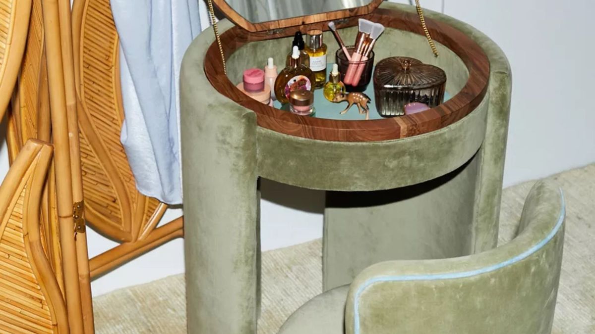 Diese virale Eitelkeit von Urban Outfitters hat mich überzeugt, dass 2025 das Jahr ist, um den Schminktisch zurückzubringen
