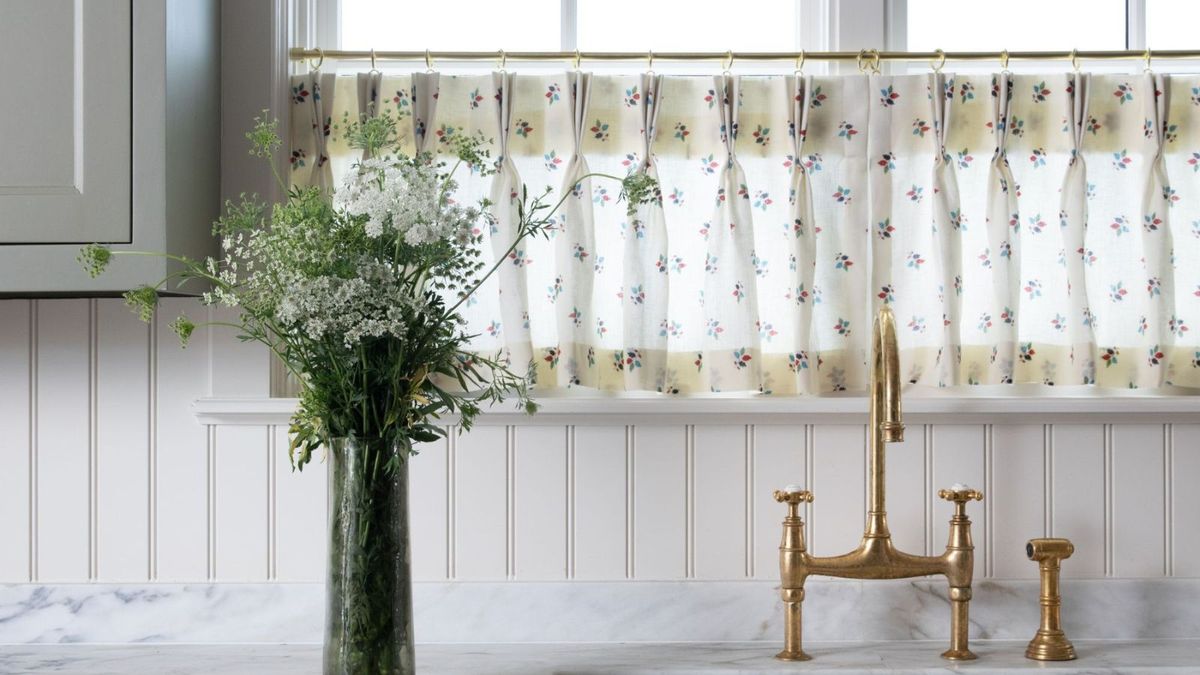 Emily Hendersons No-Sew Cafe-Vorhänge sind unglaublich leicht nachzubilden-Sie brauchen nur ein Eisen, um ihre Ästhetik im französischen Bistro-Stil zu genießen