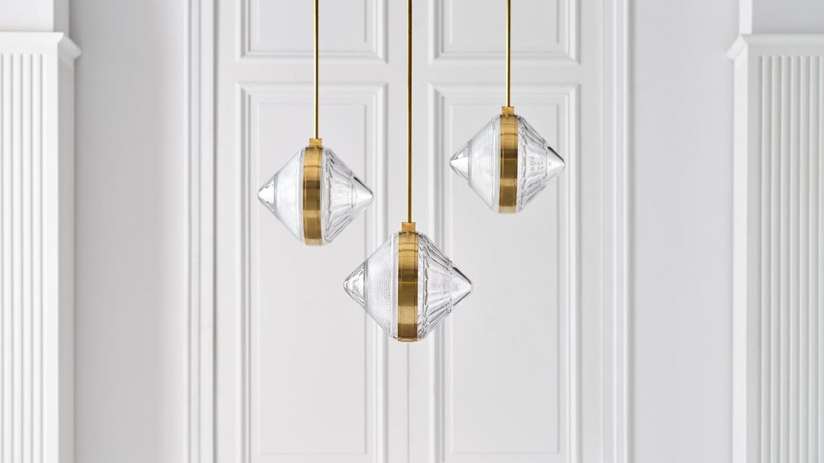 Erforschen Sie eine kühne Lighting Design -Kollektion, die in Zusammenarbeit mit einer ikonischen irischen Kristallfabrik mit Wurzeln im 18. Jahrhundert erstellt wurde