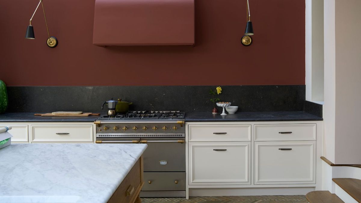 Etruscan Red ist "elegant und dramatisch" - so empfiehlt Farrow & Ball die Dekoration mit seiner klassischen roten Farbe für ein mutiges, aber lebenswertes Schema