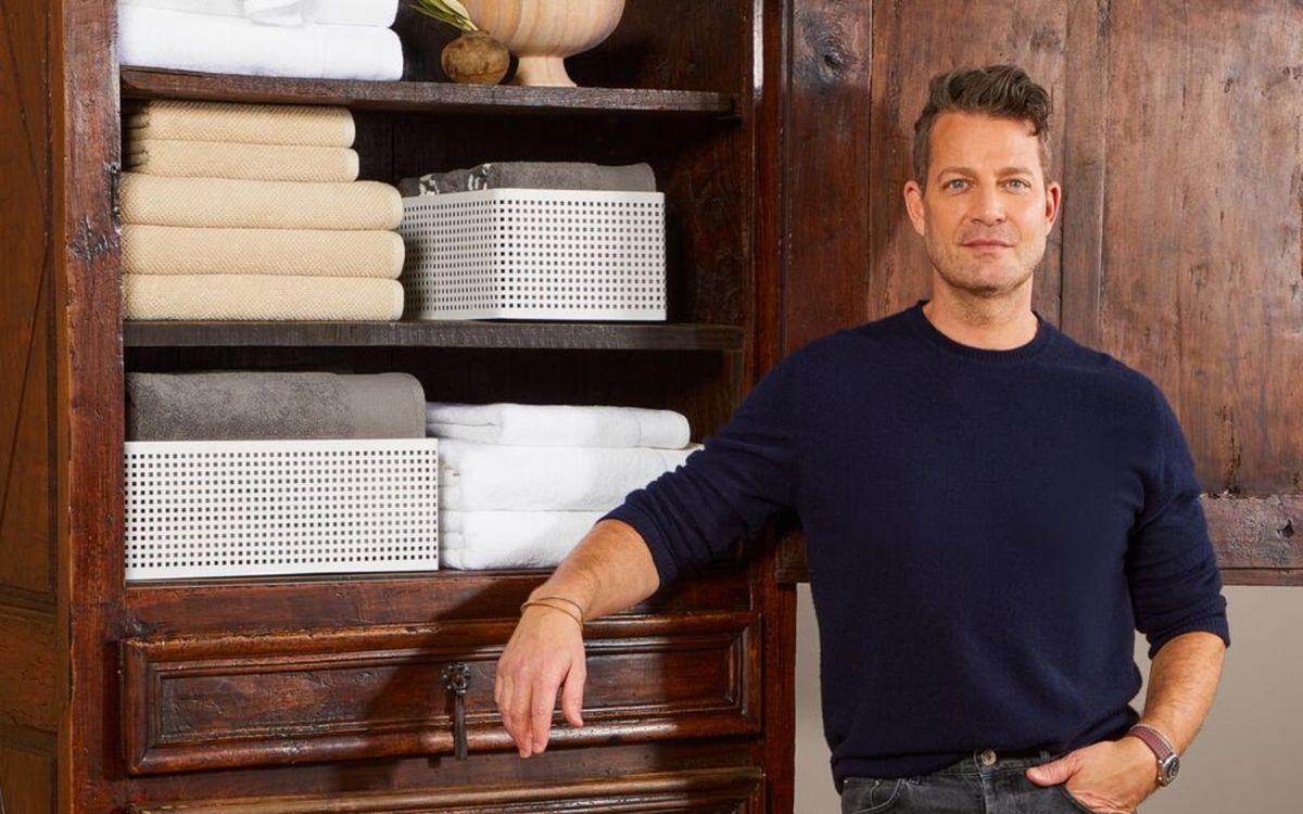 Ich war so unentschlossen von schwarzem Leder-aber Nate Berkus hat mich nur überredet, dass dieser einstigen Trend zurück ist und es einen richtigen Weg gibt, es zu tun