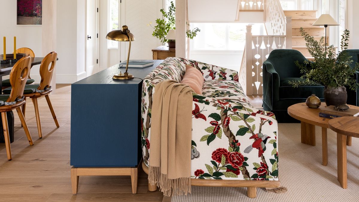 Sollten Sie tatsächlich ein gemustertes Sofa kaufen? Experten zeigen, ob Sie mutig werden und Trends mit diesem wichtigsten Möbelstück folgen sollten