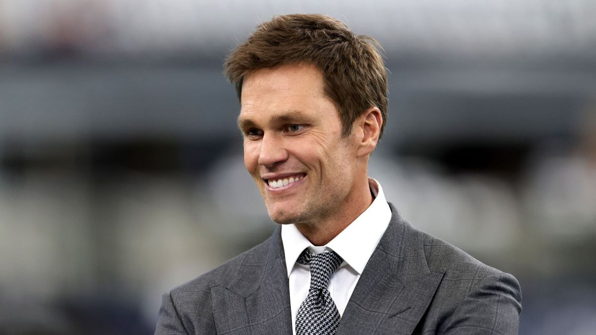Tom Brady verwendet offene Regale, um eine Ecke seiner Küche in eine Mini -Ausstellung zu verbessern - es ist eine persönliche Art, Farbe in einen neutralen Raum einzuführen