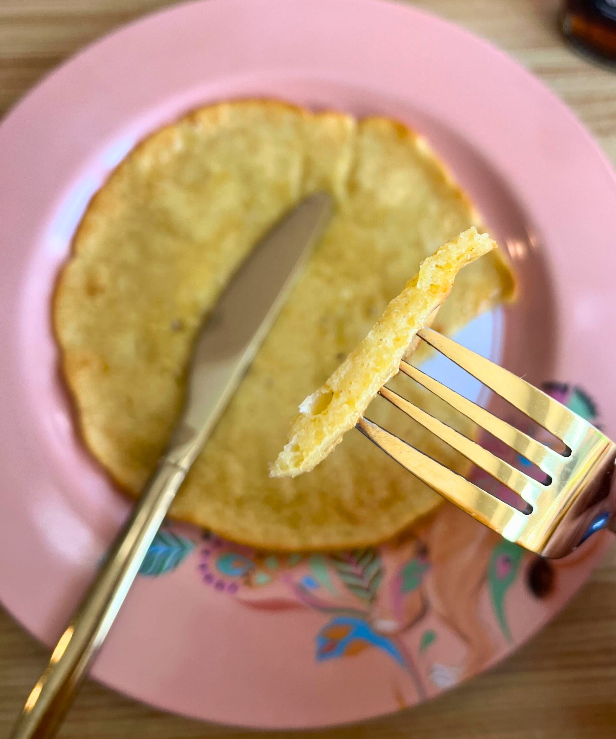 Air Fryer Pancake in Abschnitt auf der Gabel zeigt, dass es dünn ist