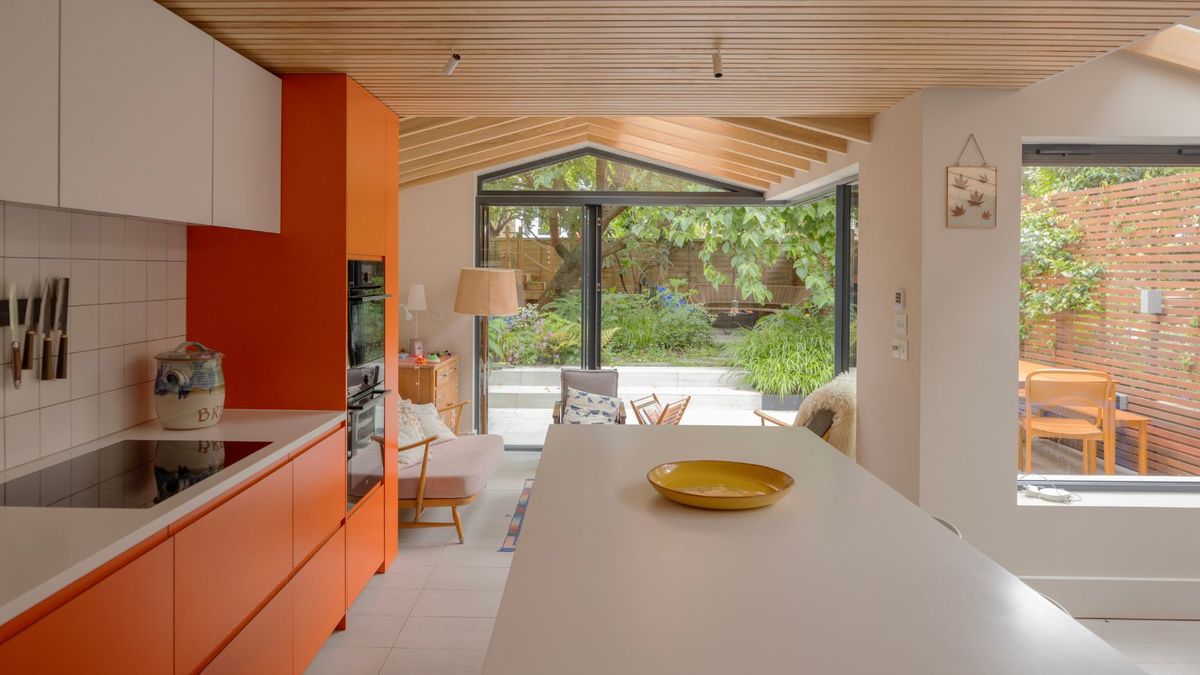 7 Orangenküchen, die Sie überzeugen. Diese unerwartete Farbe ist in der Tat der perfekte Schatten für einen warmen, persönlichen Raum
