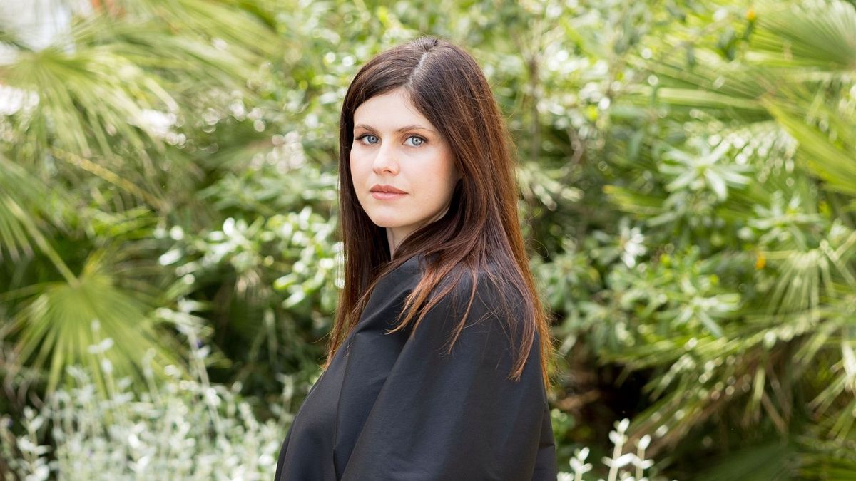 Alexandra Daddarios minimalistisches Pool 'löscht Gelassenheit' - und es ist so einfach zu kopieren, wenn du ein Fan von ruhigem, einfachem Stil bist