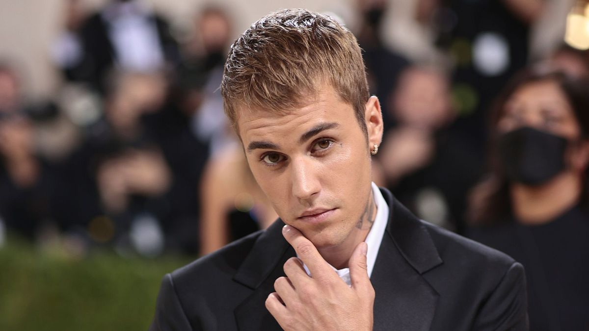 Justin Biebers '70er -Jahre -Stil -Wohnzimmer -Sofa tippt in den gemütlichen Gesprächsgrubentrend - es ist leicht, sein Retro -Look für einen Bruchteil der Kosten nachzubilden.