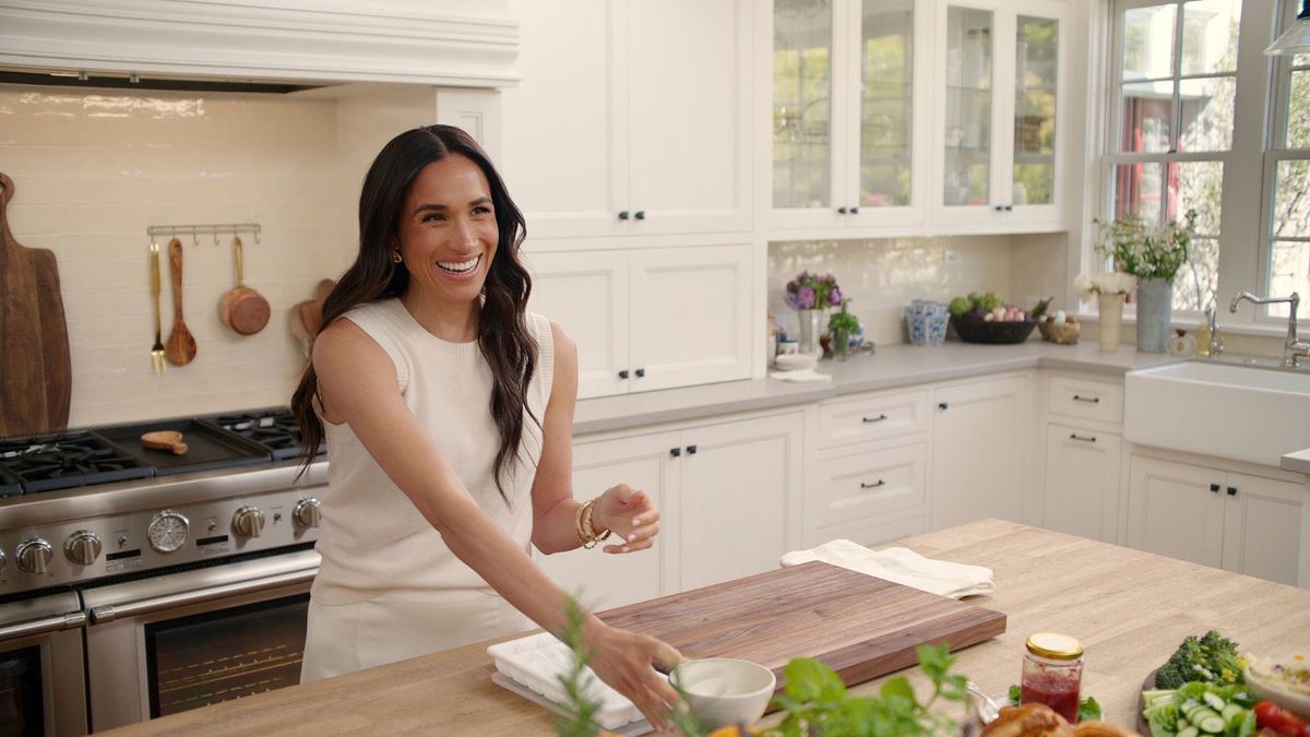 Meghan Markle verbessert ihren Küchenspeicher mit diesem schicken und innovativen französischen Essentials - wir fanden das genaue Match für weniger als 20 US -Dollar