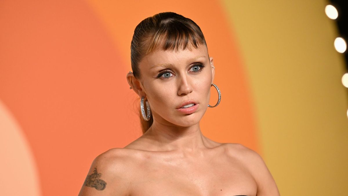 Miley Cyrus bricht eine Kardinaldekorationsregel mit ihrem „schwimmenden Tisch“ - ihr unerwartetes Layout verwandelt einen toten Raum in einen stilvollen Frühstücksbereich