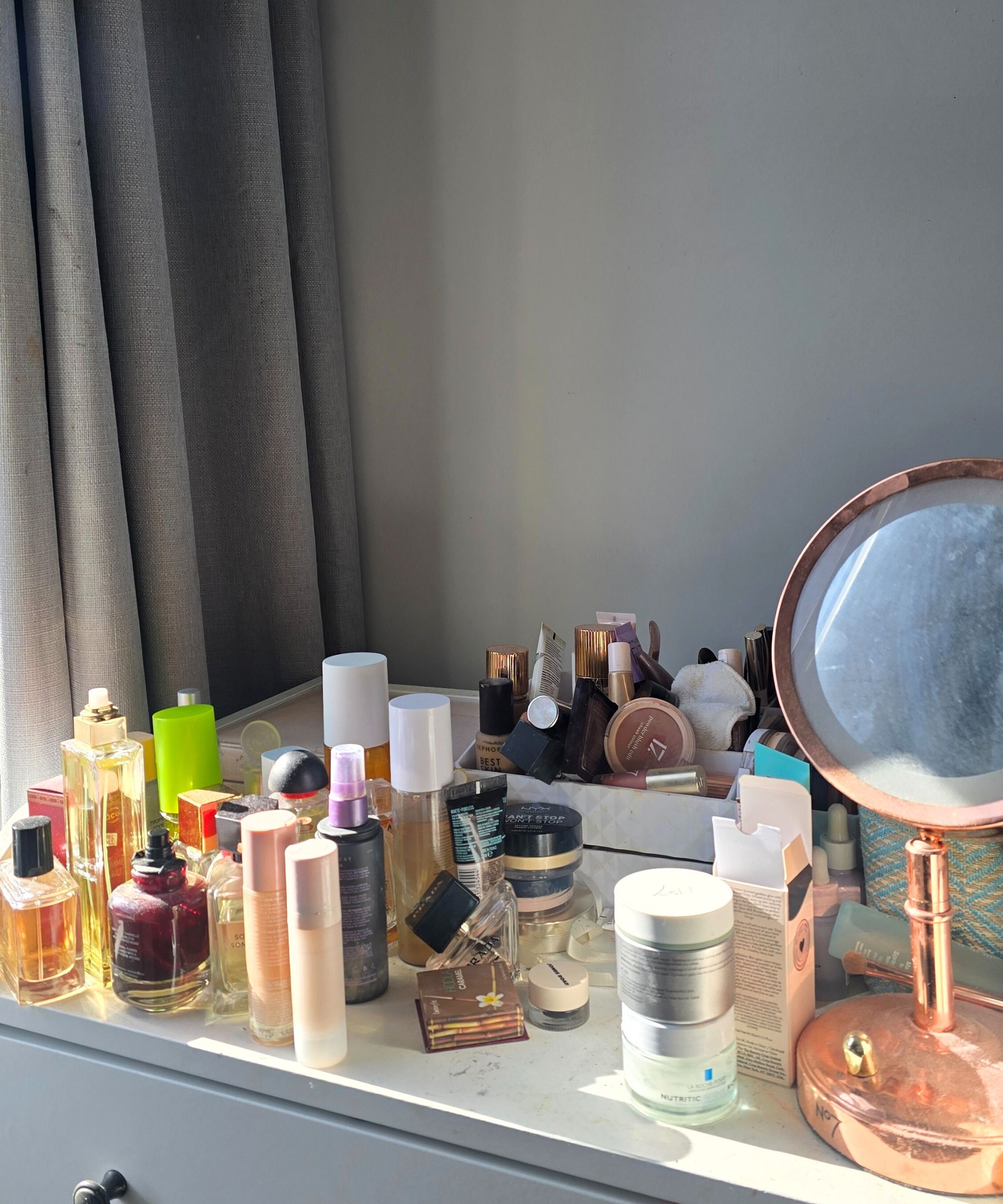 Eine unordentliche Eitelkeit mit Parfümflaschen, Make -up, Schmuck und Kisten darüber hinaus