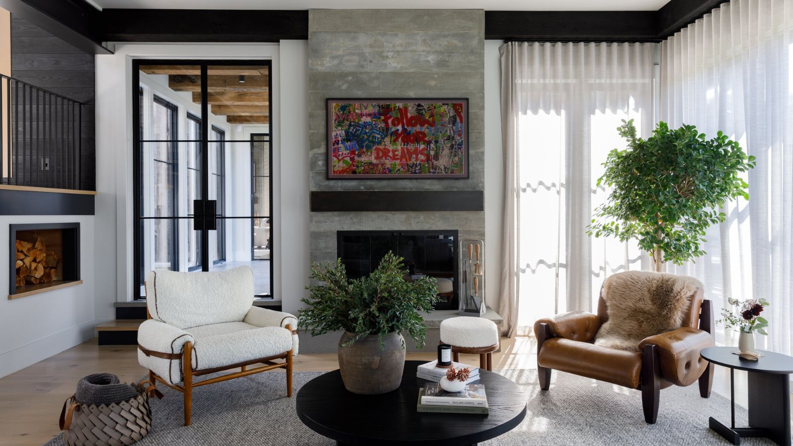 Wohnzimmer mit Kamin und Topfbaum im Innenbereich