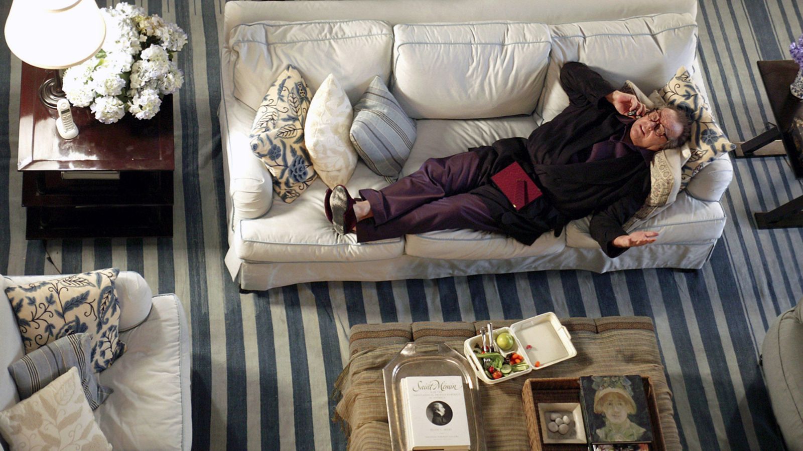 noch Bild von ' etwas muss geben ' 2003 Film von Nancy Meyers zeigt Jack Nicholson auf einem weißen Leinensofa mit einem blauen Streifenteppich darunter, antik