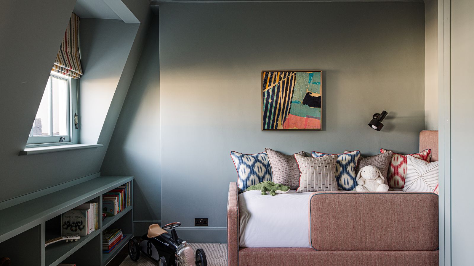 Kinderzimmer mit gedämpften blauen Wänden