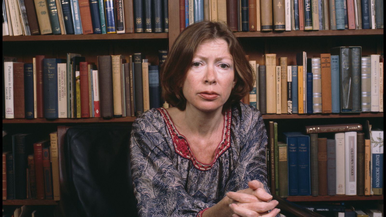 Joan Didion vor Bücherregalen