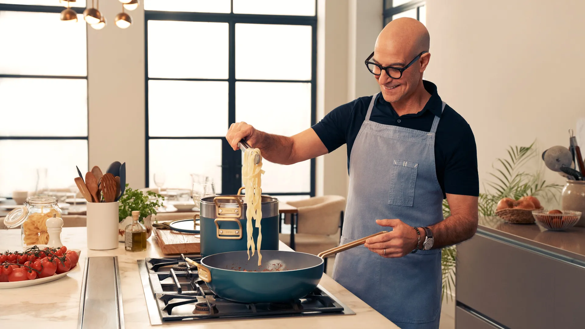 Stanley Tucci kocht in seiner Küche mit Tucci von Greenpan