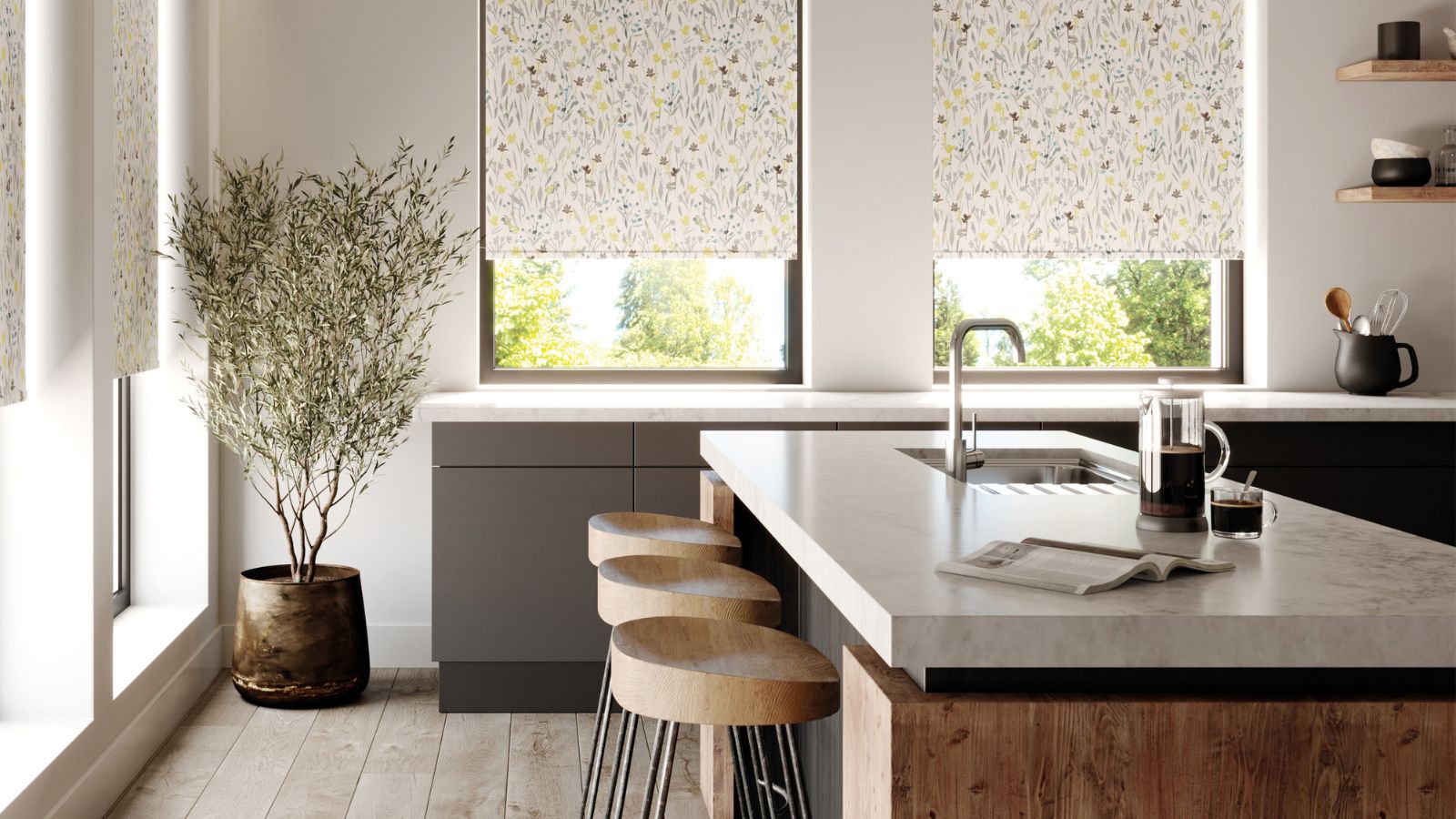 Eine moderne Küche mit Holzschränken und dicken weißen Marbel -Arbeitsplatten. Holzbarhosen entlang der Insel. Große Küchenfenster mit Alina Glow Musted Roller Jalousien