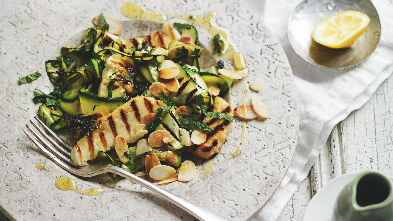 Curgette und Halloumi -Salat