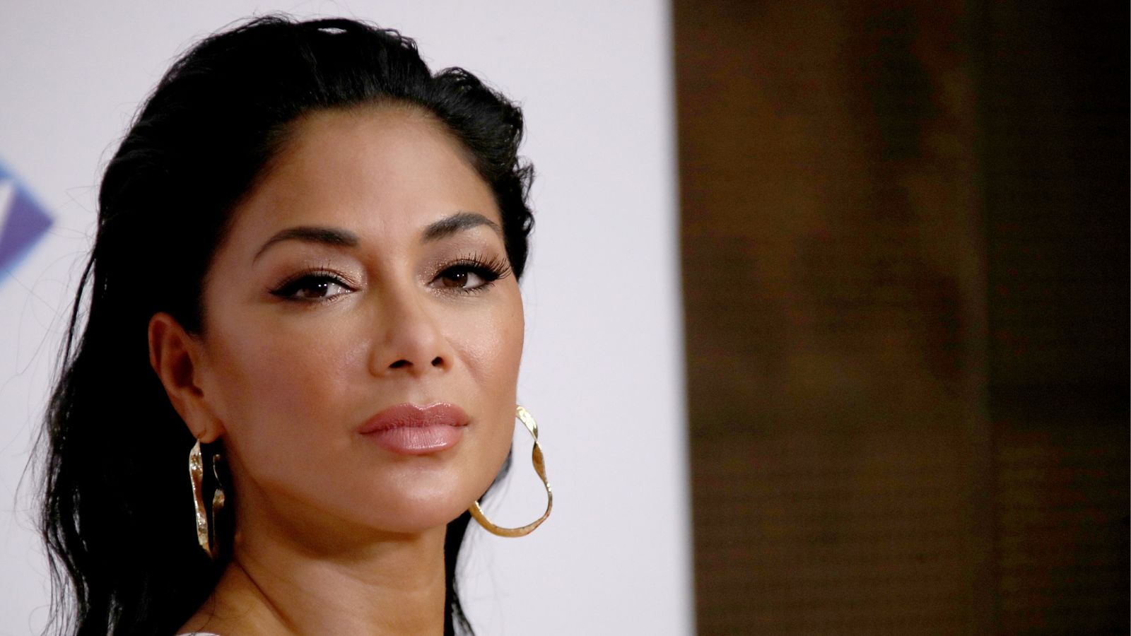 Nicole Scherzinger auf einem weißen und Holzhintergrund